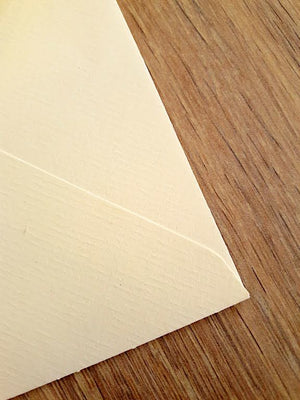 Enveloppe patte pointue Vergé ivoire 114x162 doublée Soie Fuschia